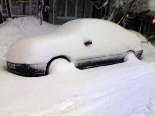 Многим Мурманским водителям пришлось откапывать свои машины 