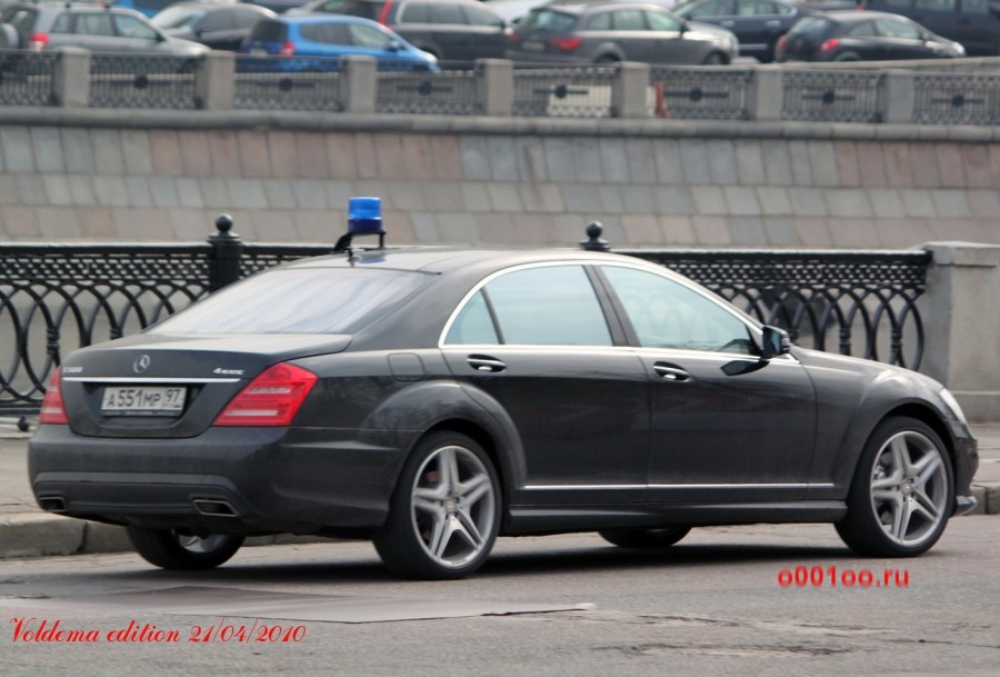 Автомобиль губернатора Мурманской области Mercedes s500 А551МР97