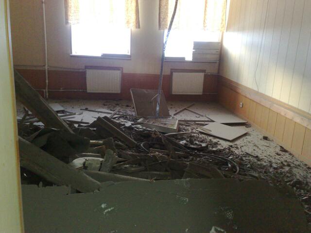 В гинекологии больницы Печенгского района обвалился потолок