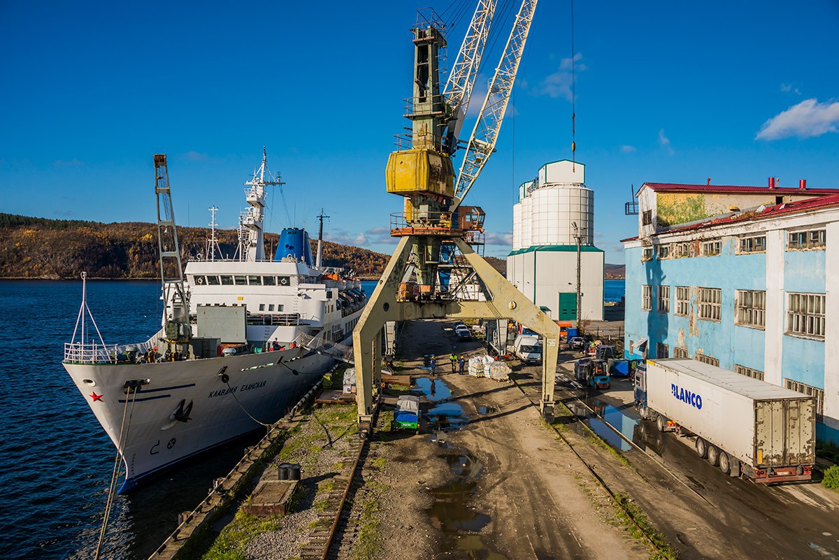 Морской рыбный порт. Астраханский морской рыбный порт. Мурманский рыбный порт причал 10. 2010 Год рыбный порт. Иномарка судно.